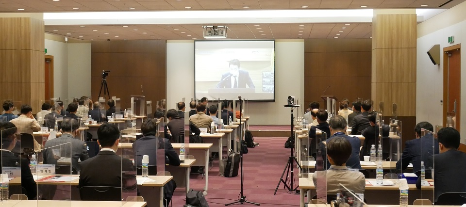 대의원들이 코엑스 회의실 4곳에 분산되어 총회를 진행하고 있다.