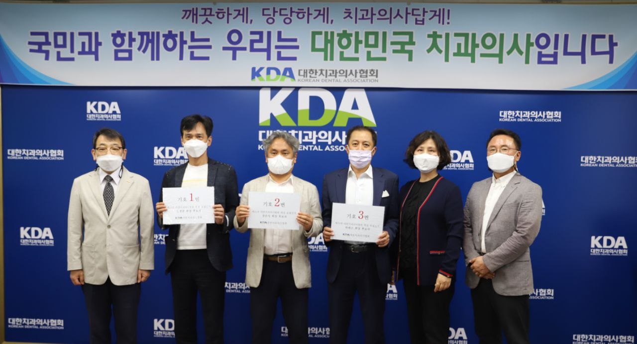 김종훈 선거관리위원장(왼쪽)과 각 후보 관계자 등이 모여 14일 기호를 추첨했다.