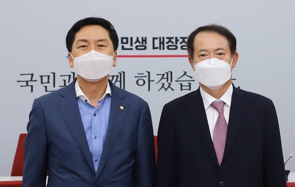 김기현 국민의힘 원내대표(왼쪽)와 박태근 치협회장.