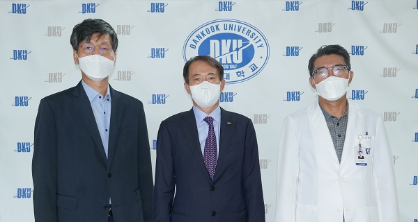 (왼쪽부터)이해형 단국치대학장, 박태근 회장, 김철환 교수(대한치의학회장).