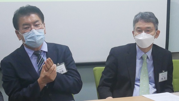 김남윤 부회장 겸 홍보위원장과 허익 회장(오른쪽)