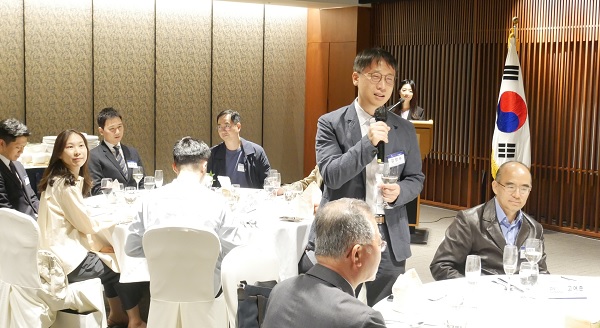김양수 ‘DV Space World & 재선기 아카데미’ 조직위원장이 건배를 제안하고 있다.