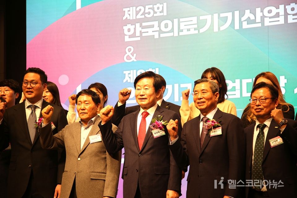 유철욱 전임회장(왼쪽에서 세 번째)과 김영민 신임회장(오른쪽에서 두 번째)이 기념사진을 담고 있다.