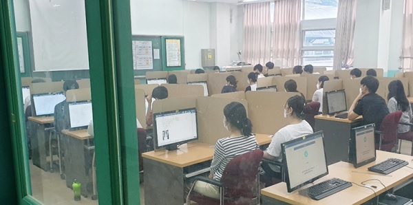 국시원이 시행한 의사 국가시험에 응시한 학생들 모습.