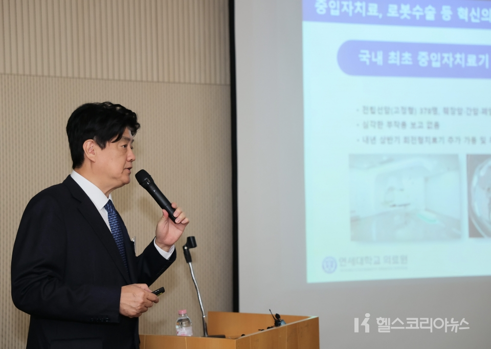 금기창 연세의료원장이 19일 기자간담회에서 발표를 이어가고 있다. (2024.11.19)