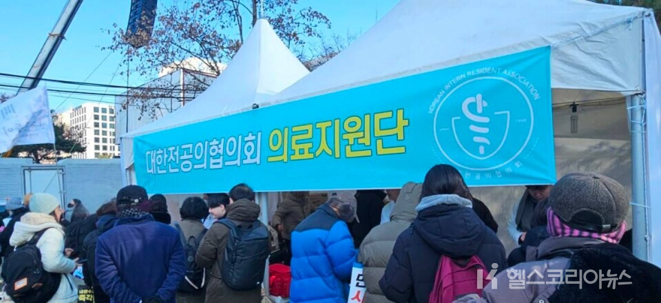 대한전공의협의회 의료지원단이 지난 14일 서울 여의나루역 6번 출구 앞에서 시민들을 진료하고 있다. [사진=헬스코리아뉴스 ]<br>