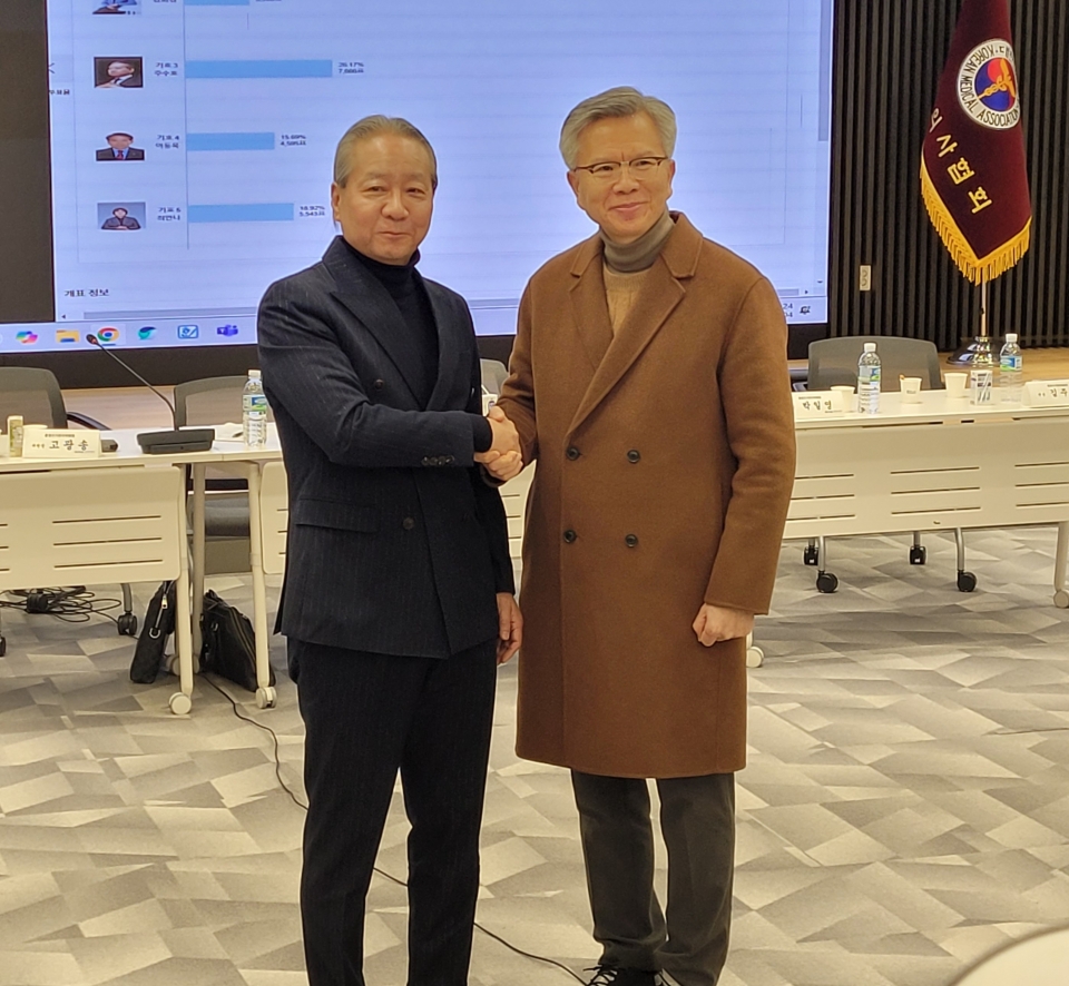 4일 오후 7시 대한의사협회 회관 지하 1층 대강당에서 진행한 '제43대 대한의사협회 회장선거' 1차 투표 개표식에서 기호3번 주수호 후보(왼쪽)와 기호 1번 김택우 후보(오른쪽)가 손을 맞잡고 있다. [사진=대한의사협회] 