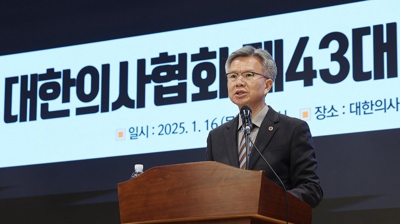 김택우 회장이 16일 새롭게 임명한 제43대 집행부 명단을 공개하고 있다. [사진=대한의사협회]