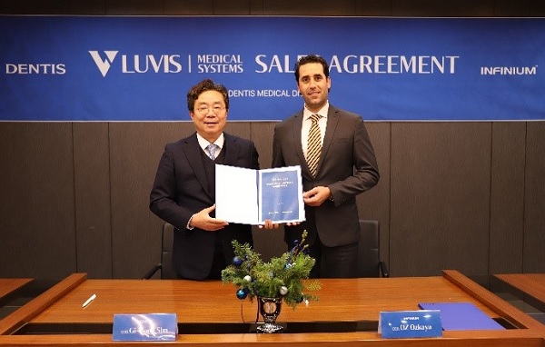 덴티스 심기봉 대표(왼쪽)와 인피니움 오즈 오즈카야(Oz Ozkaya) CEO가 MOU를 체결했다.