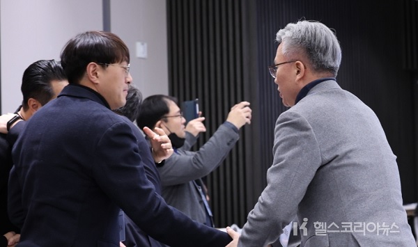 제43대 대한의사협회 회장에 당선된 김택우 후보(오른쪽)가 8일 서울 용산구 대한의사협회 회관 대강당에서 관계자들과 악수하고 있다. [사진=헬스코리아뉴스]